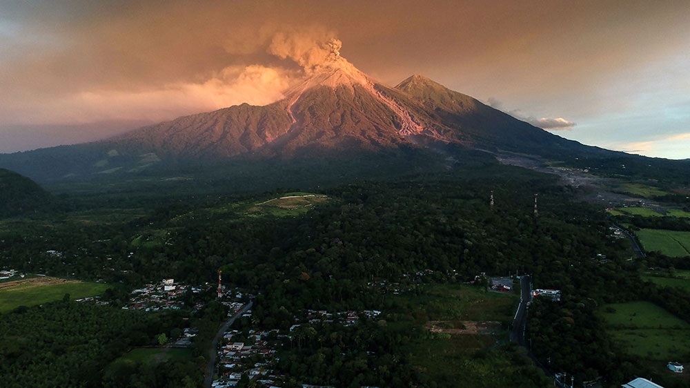 A view of the Fuego Volcano erupting, as seen from Escuintla, Guatemala on November 19, 2018 [Carlos Alonzo/AFP] 