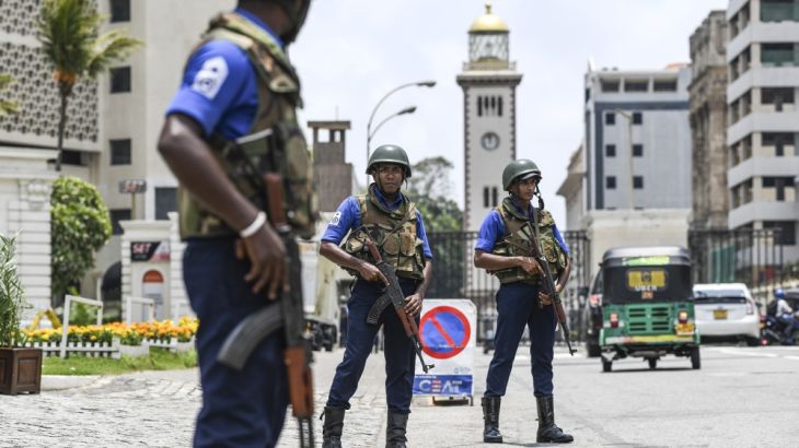Soldiers take up their positions at a checkpoint on a street in Colombo on April 25, 2019, following a series of bomb blasts targeting churches and luxury hotels on the Easter Sunday in Sri Lanka. Sri