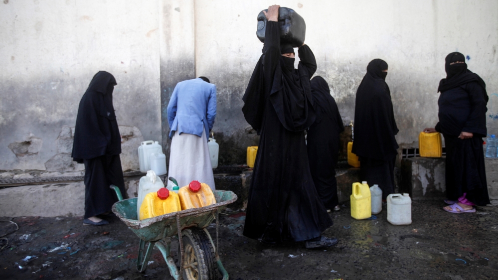People collect water from a charity tap amid a shortage of drinking water supplies in Sanaa, Yemen October 11, 2019. REUTERS/Mohamed al-Sayaghi