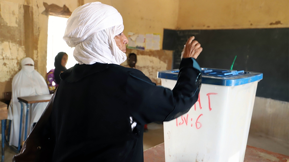 A woman casts her ballot at a polling station during the parliamentary elections in Gao, Mali, on March 29, 2020. - Malians headed to the polls on March 29, 2020, for a long-delayed parliamentary elec