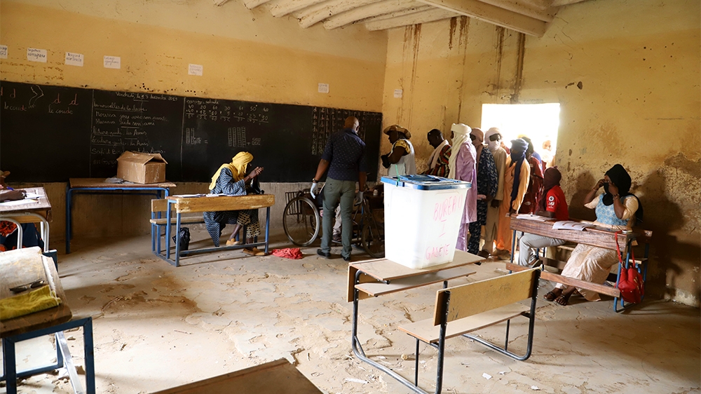 A general view of electoral officials sitting in a polling station during the parliamentary elections in Gao, Mali, on March 29, 2020. - Malians headed to the polls on March 29, 2020, for a long-delay