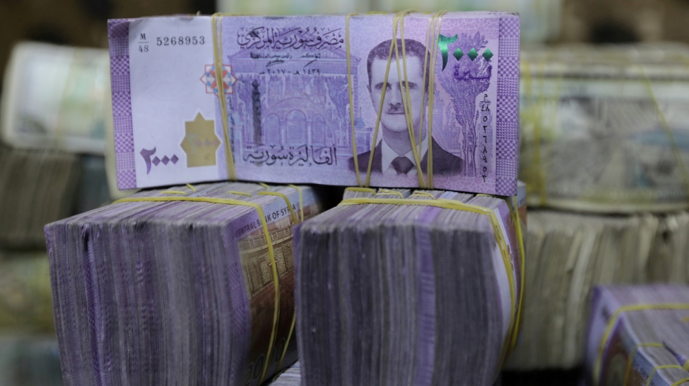  Syrian pounds are pictured inside an exchange currency shop in Azaz, Syria February 3, 2020. Picture taken February 3, 2020. REUTERS/Khalil Ashawi/File Photo