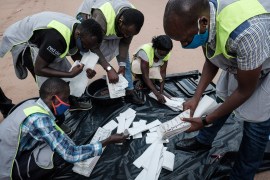 Electoral commission officials start to count ballot papers for the presidential election at a polling centre in Kampala, Uganda, on January 14, 2021 [Yasuyoshi Chiba/AFP]
