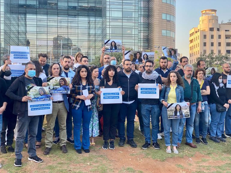 Journalists from Lebanon’s Alternative Syndicate of the Press lit candles and paid tribute to killed Palestinian Al Jazeera journalist Shireen Abu Akleh, condemning the Israeli authorities and calling for an international investigation.