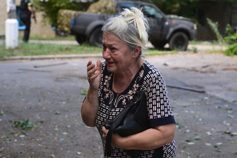EDITORS NOTE: Graphic content / A woman reacts after an air strike hit the courtyard of civilian residences in the center of Kramatorsk, eastern Ukraine, on July 19, 2022, amid the Russian invasion of Ukraine. (Photo by MIGUEL MEDINA / AFP)