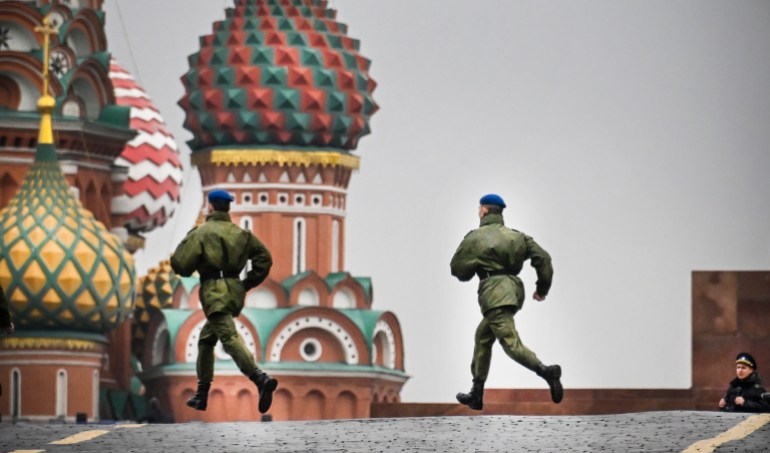 (FILES) In this file photo taken on September 29, 2022 Russian soldiers run along Red Square in central Moscow as the square is sealed prior to a ceremony of the incorporation of the new territories into Russia. - The United States said January 31, 2023 that Russia was not complying with New START, the last remaining arms control treaty between the world's two main nuclear powers, as tensions soar over the Ukraine war. (Photo by Alexander NEMENOV / AFP)