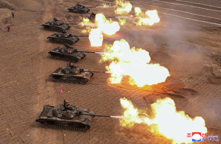 O líder norte-coreano Kim Jong Un guia uma manifestação militar envolvendo unidades de tanques