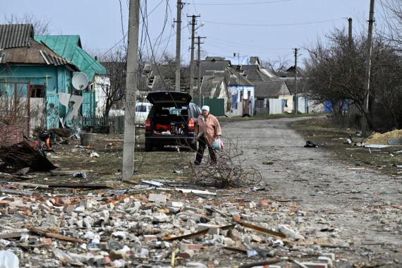 Russian bombs turn Ukraine border village into 'hell'