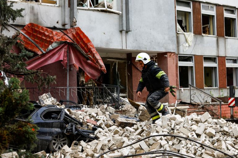 A rescue worker walks on rubble at the site of a destroyed building during a Russian missile strike, amid Russia's attacks on Ukraine, in Chernihiv, Ukraine April 17, 2024. REUTERS/Valentyn Ogirenko