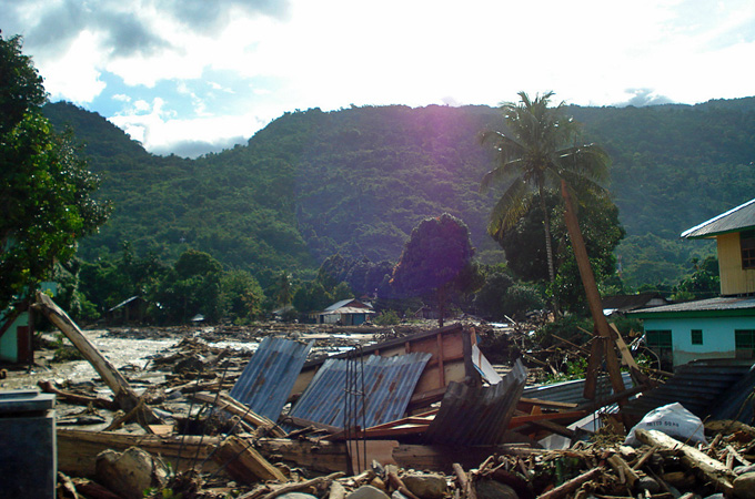 Scores die in Indonesia floods