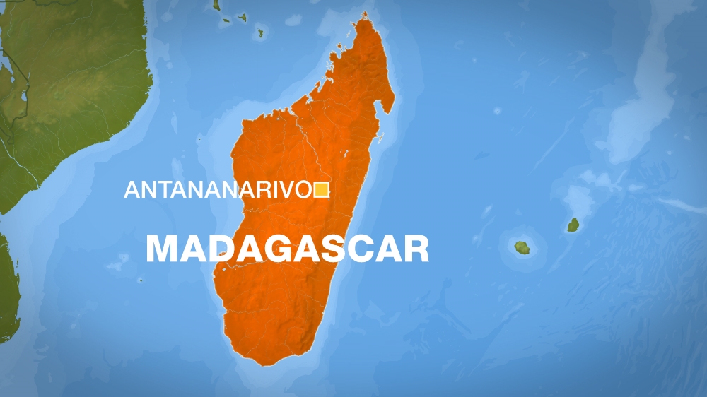 Madagascar: People without face masks forced to sweep streets thumbnail