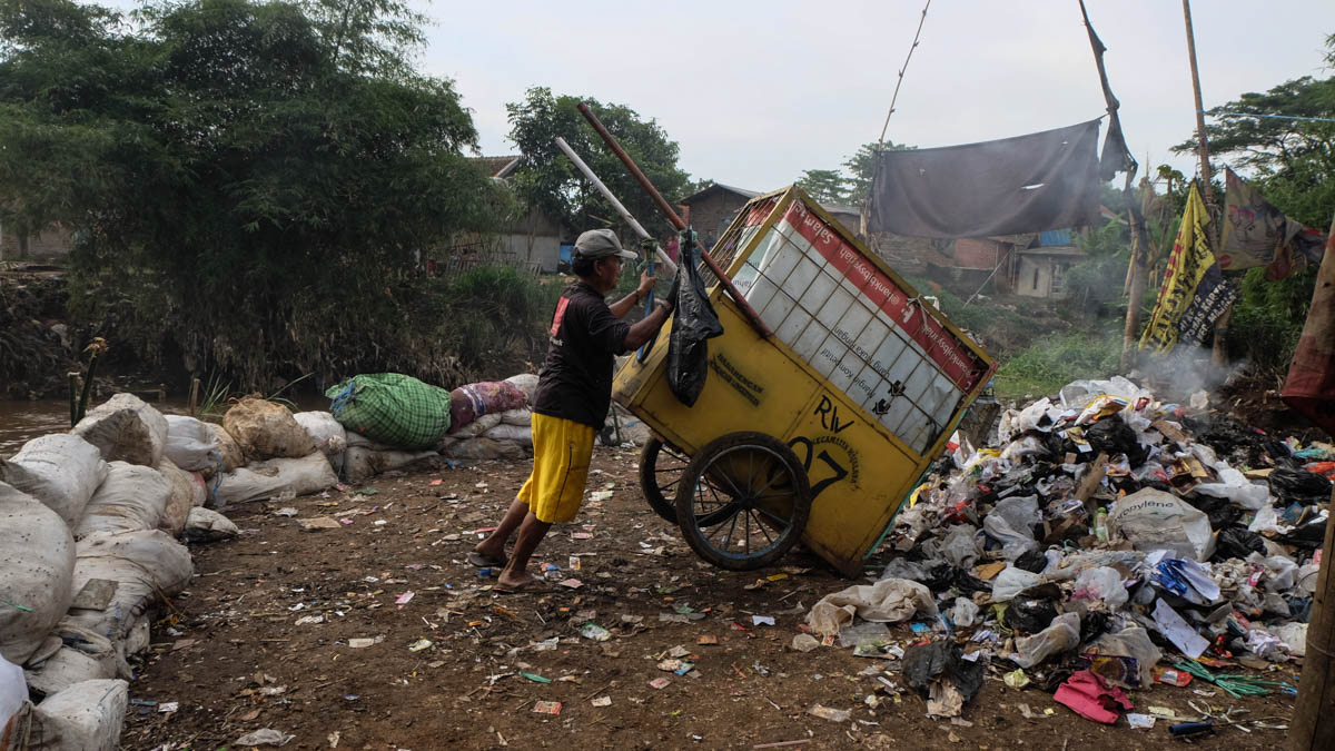 Rubbish dumpsites dot the river bank. People generally pile up the trash and burn them on the river side further polluting it. [Syarina Hasibuan/Al Jazeera]