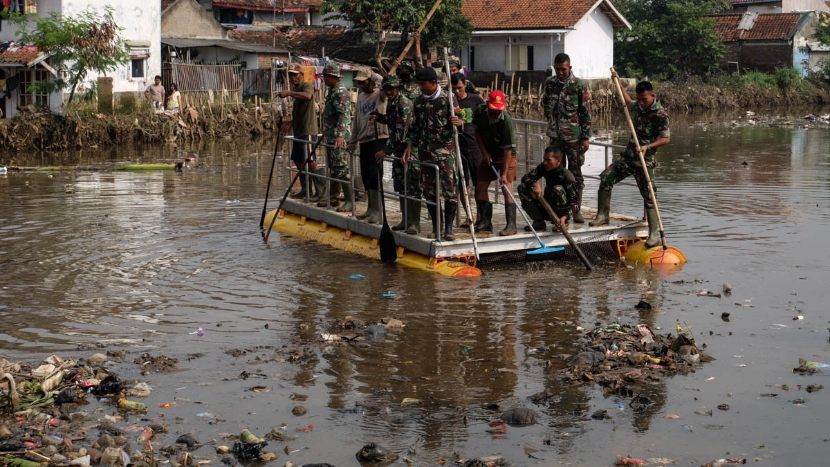 Seven thousand military personnel have been deployed to clean up the river. [Syarina Hasibuan/Al Jazeera]