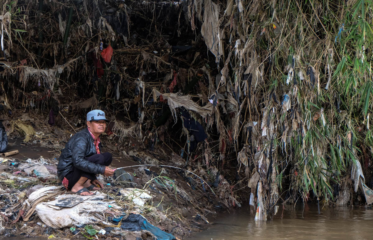 More than 500,000 cubic metre of trash is dumped in the river annually. [Syarina Hasibuan/Al Jazeera]