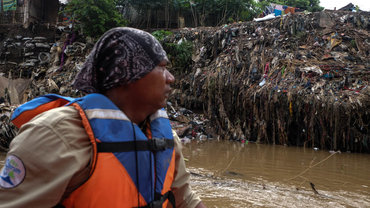 After heavy rains, once the river subsides, it leaves huge piles of trash on the river banks. [Syarina Hasibuan/Al Jazeera]