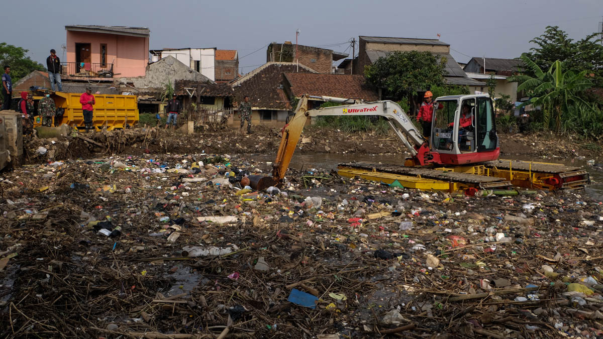 Heavy equipments are used to clean up the river, but new trash comes in every time. Widodo wants the Citarum river to be clean and drinkable in seven years. [Syarina Hasibuan/Al Jazeera]
