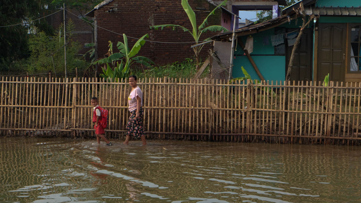 During the rainy seasons, the water floods houses located near the river bank. [Syarina Hasibuan/Al Jazeera]