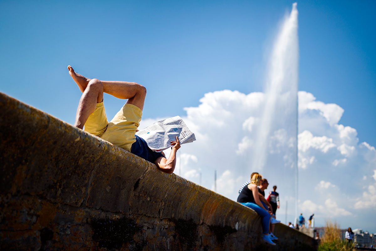 Geneva's famous fountain sprays water into the blue sky. [Valentin Flauraud/EPA-EFE]