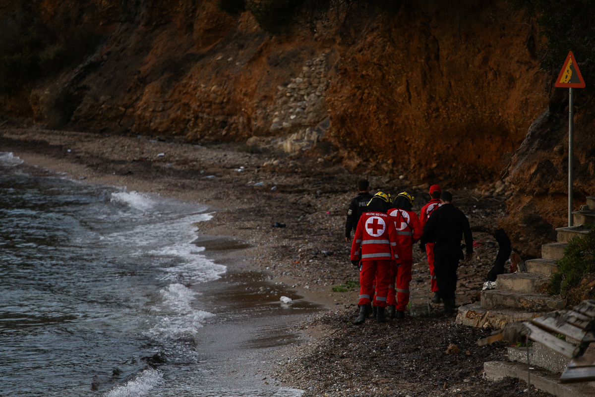 Los trabajadores de rescate peinaron las playas y áreas cercanas al mar, en busca de sobrevivientes [Nick Paleologos / SOOC / Al Jazeera]