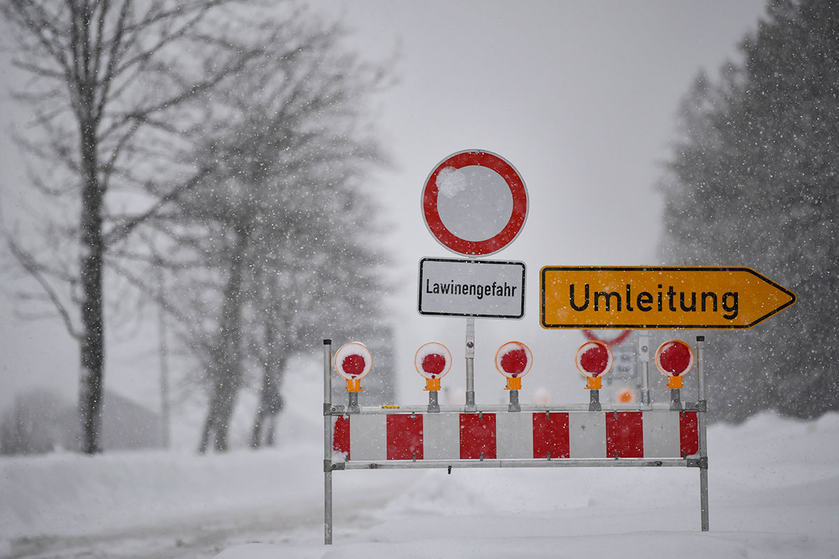 A sign marks a road closed due to the danger of avalanches near Mittenwald, Germany. [Philipp Guelland/EPA]