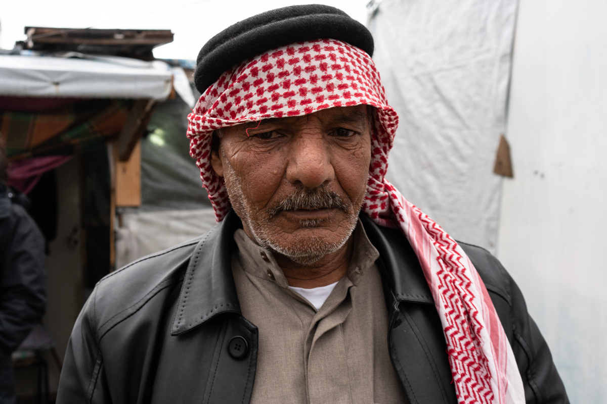 "Nadie nos está ayudando. Los autos pasan y nadie viene aquí para ayudar", dijo Abu Hussain, residente de un campamento en Saadnayel llamado 007 por las Naciones Unidas.  [Sorin Furcoi / Al Jazeera]
