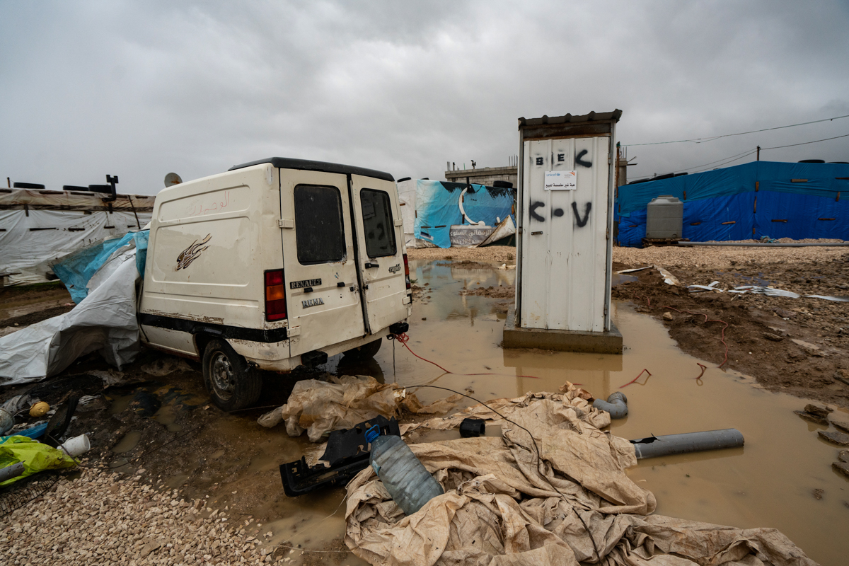 Un campamento en el pueblo de Bar Elias.  Las inundaciones causaron que muchos tanques sépticos se desbordaran, lo que provocó que las aguas residuales se filtraran en las tiendas de los refugiados.  [Sorin Furcoi / Al Jazeera]