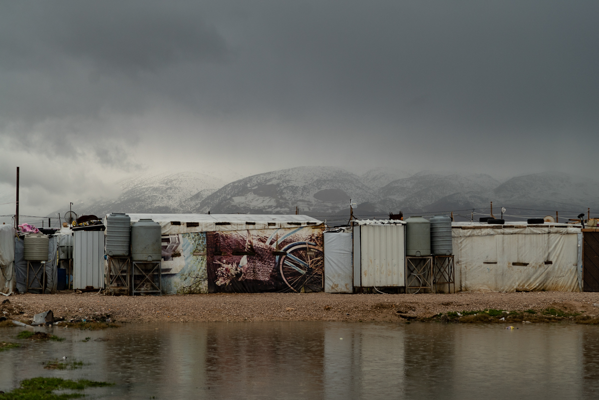 Un campamento en Saadnayel, donde la lluvia continúa dañando la infraestructura y las tiendas de campaña ya pobres que albergan a los refugiados sirios.  [Sorin Furcoi / Al Jazeera]