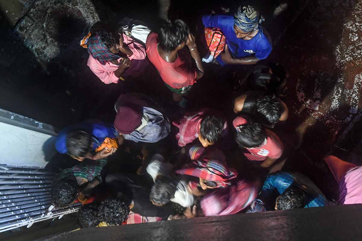 Fshatarët strehohen ndërsa Ciklon Bulbul afrohet në Bakkhali afër Namkhana në shtetin Indian të Bengalit Perëndimor.  Ciklon Bulbul ishte përgjegjës për të vrarë të paktën shtatë persona në shtet dhe shtatë të tjerë në Bangladesh.  [Dibyangshu Sarkar / AFP]