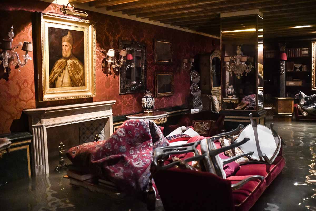 Një dhomë në pallatin e përmbytur të Gritti në Venecia gjatë përplasjeve të jashtëzakonshme të "kompanisë alta".  Qyteti historik italian u godit nga shiu i madh në mes të muajit për shkak të një stuhie të fortë që shtyu ujin në veri në lagunën që e rrethon.  [Marco Bertorello / AFP]