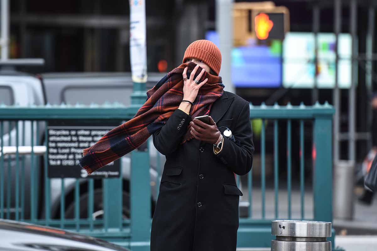 Një person në New York grumbullohet dhe përballet me të ftohtin brutal mes temperaturave të rënies për shkak të një shpërthimi të ajrit Arktik.  [Stephanie Keith / AFP]