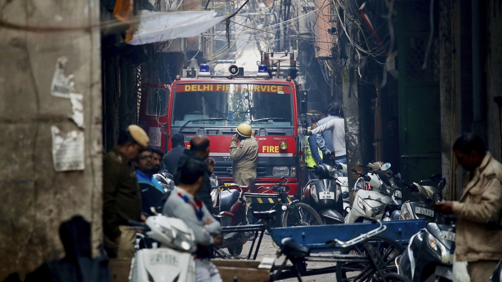 Fire in Delhi's Anaj Mandi leaves dozens of factory workers dead ile ilgili görsel sonucu