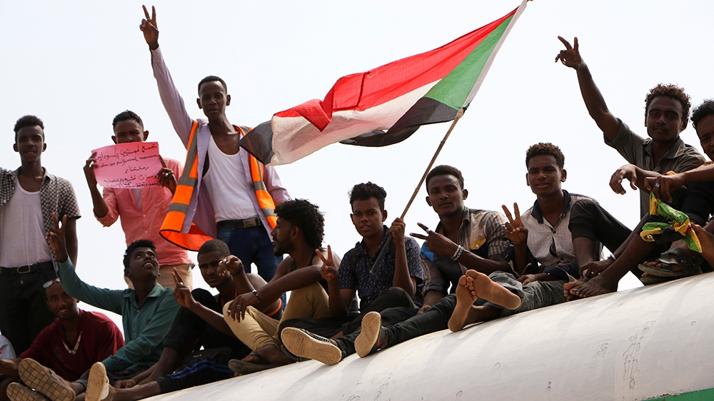 Sudan protest leaders, military sign transitional government deal