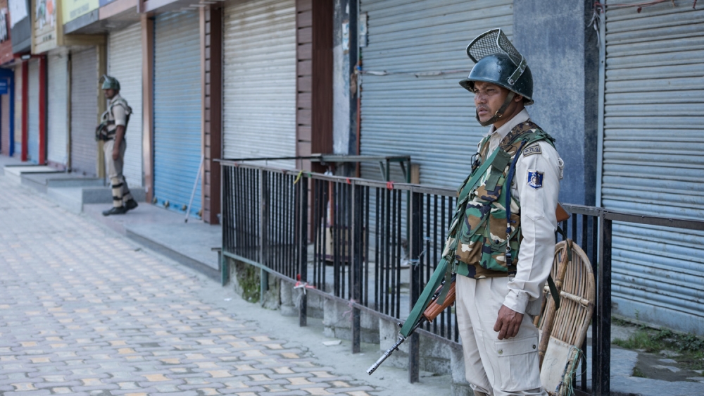 Kashmir Curfew [Baba Tamim/Al Jazeera]