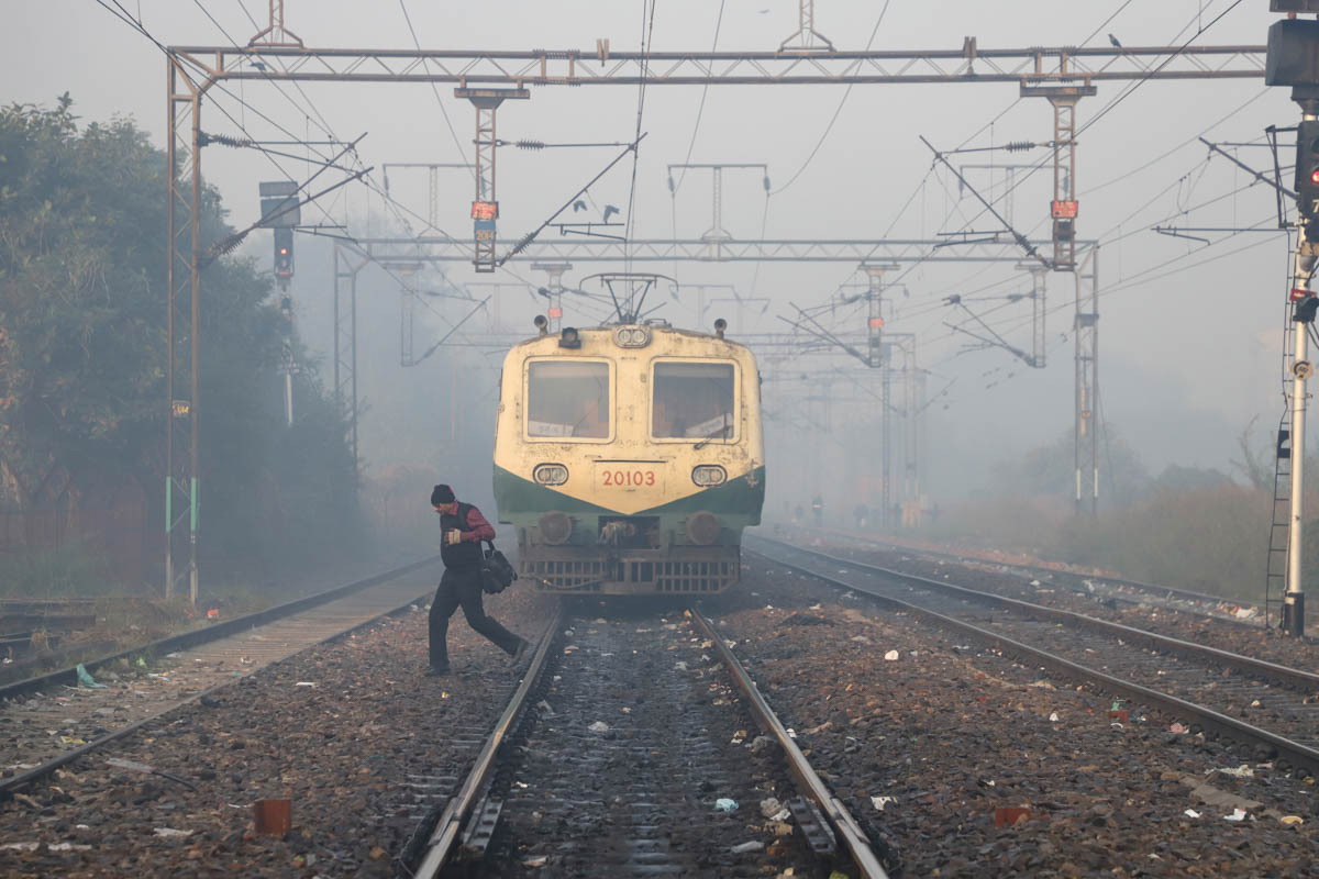The dense fog disrupted transport, leading to the cancellation of flights at New Delhi airport and train delays. Railway officials said 29 New Delhi-bound trains were delayed on Wednesday. [Nasir Kachroo/Al Jazeera]