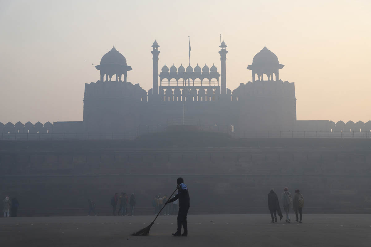 Mjegulla e dendur përkeqësoi më tej cilësinë e ajrit të New Delhi me të Mërkurën prek një nivel 'të rrezikshëm'.  [Nasir Kachroo / Al Jazeera]