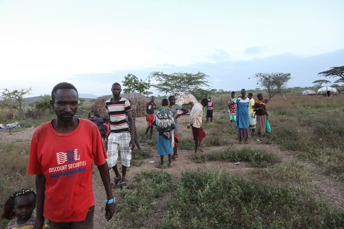 Fshatarët në fshatin Tungai Manyatta, i cili u pushtua gjithashtu nga karkalecat e shkretëtirës, ​​mblidhen pas një pushtimi në Rezerva Kombëtare Shaba në Isiolo, Kenia veriore.  [Daniel Irungu / EPA]