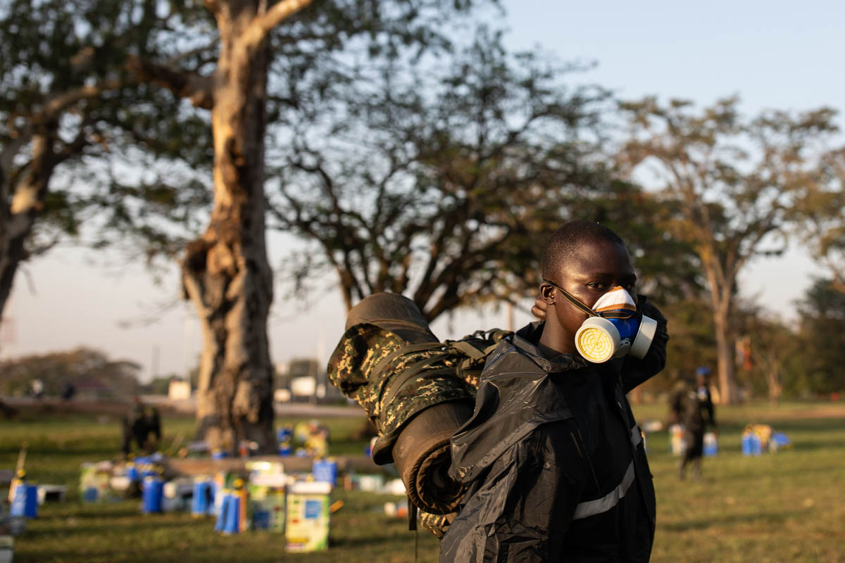 Ushtarët e Forcës së Mbrojtjes Popullore të Ugandës përgatisin pajisje për të spërkatur të lashtat me pesticide në Katakwi, Uganda. [Luke Dray / Getty Images]