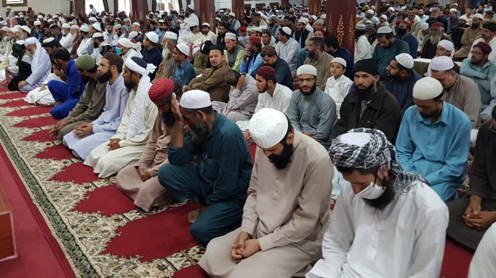 Pakistanis gather for Friday prayers defying coronavirus advisory thumbnail