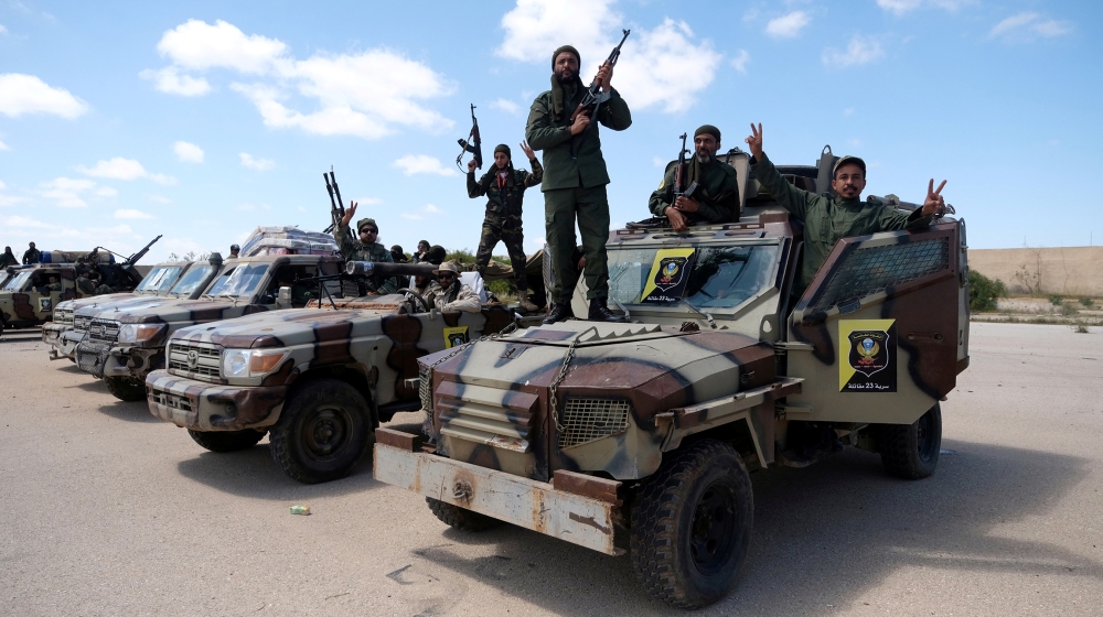 Miembros del Ejército Nacional Libio (LNA), comandados por Khalifa Haftar, posan para una foto mientras salen de Bengasi para reforzar las tropas que avanzan hacia Trípoli, en Bengasi, Libia, el 7 de abril de 2019. REUTERS