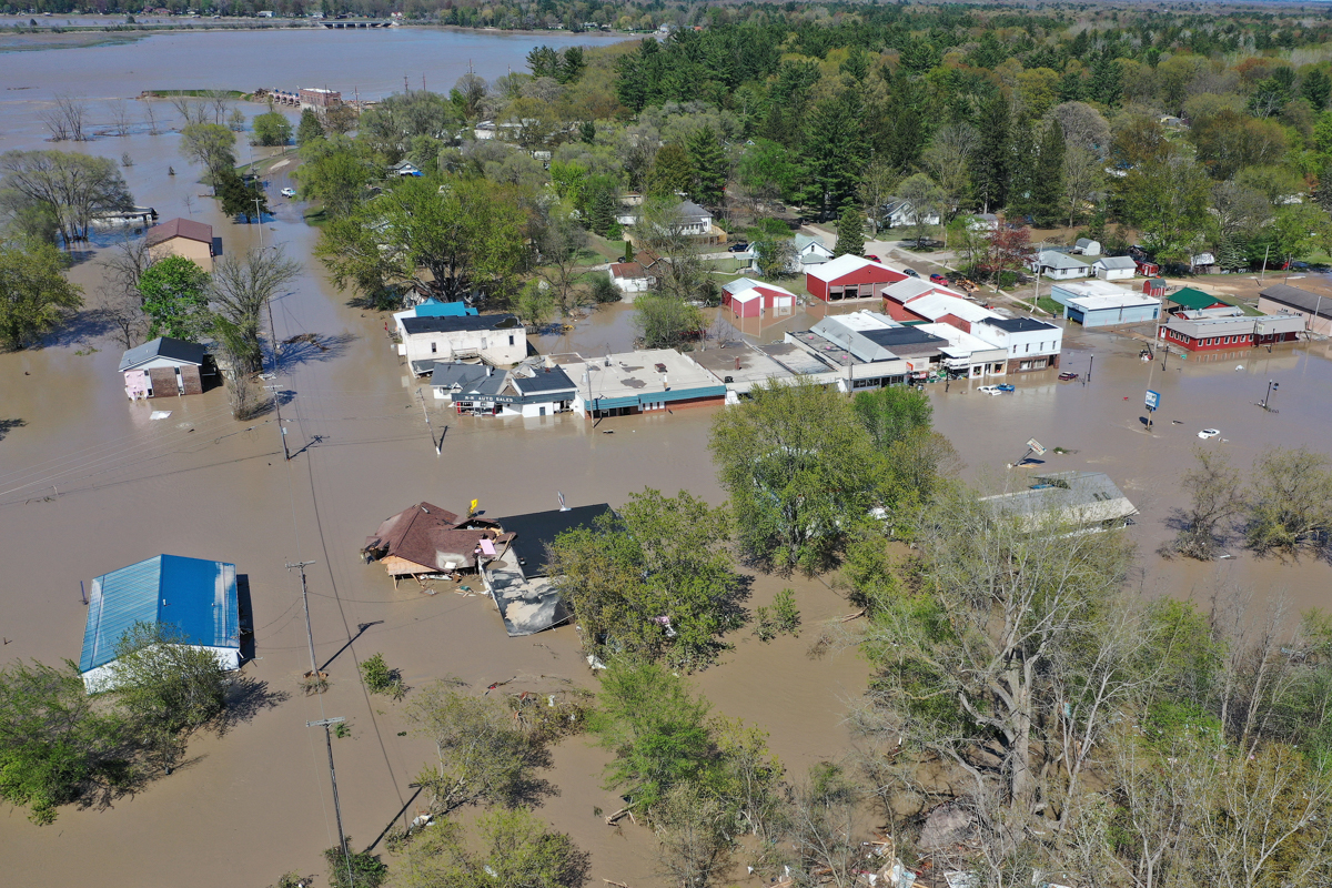 A miles de residentes se les ordenó evacuar después de que dos represas en Sanford y Edenville fallaron, causando que el agua del río Tittabawassee inundará las comunidades cercanas.  [Gregory Shamus / Getty Images / AFP]