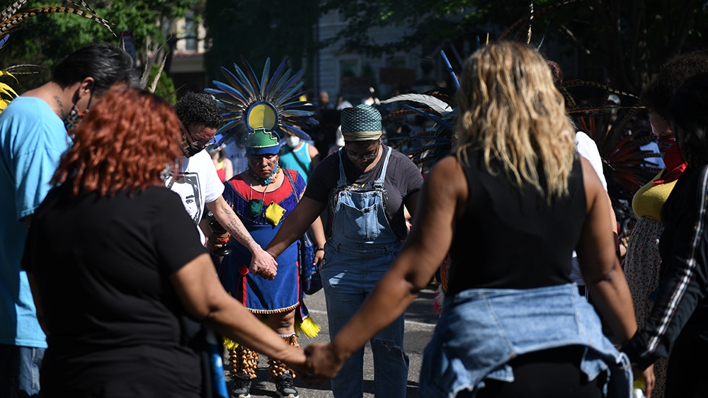 Protesters observe a moment of silence outside the Minnesota Governor's Residence following the death in Minneapolis police custody of George Floyd in St Paul, Minnesota, U.S. June 1, 2020. REUTERS / Ni