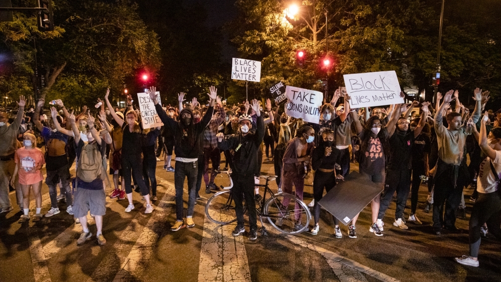 Protesters defy curfew as Trump decries 'lowlifes' - Live updates thumbnail