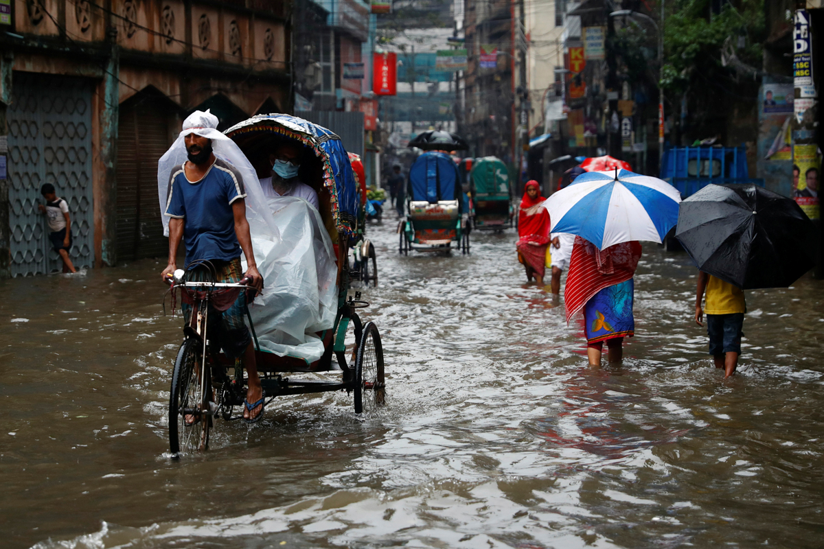 Zyrtarët paralajmëruan se përmbytja do të vazhdojë në Bangladesh për 10 ditët e ardhshme.  "Hera e fundit që kemi parë një përmbytje të tillë ishte në vitin 1998. Ne nuk kemi parë përmbytje kaq të rrezikshme që nga ajo kohë," i tha AFP Sheikh Moslem, 66 vjeç.  [Mohammad Ponir Hossain / Reuters]