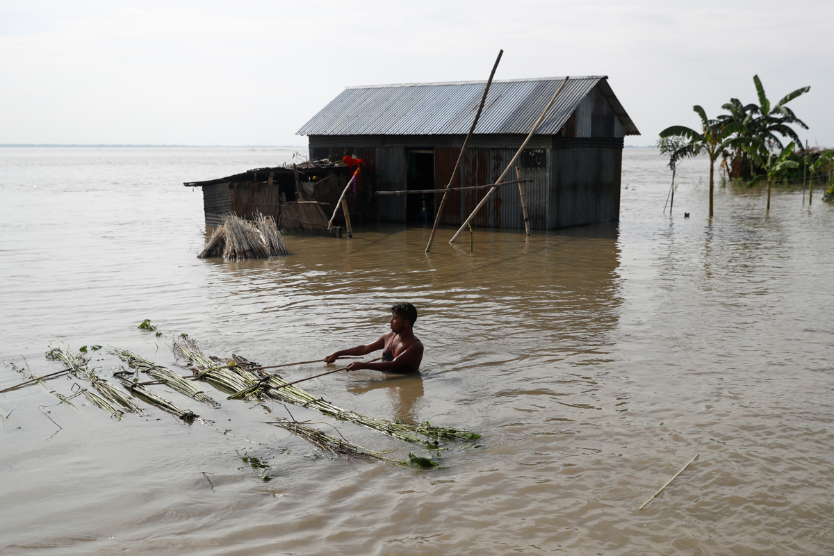Gati tre milion njerëz janë prekur në Bangladesh, duke përfshirë më shumë se një milion të cilët mbeten të izoluar dhe të rrethuar nga ujërat e përmbytjes, sipas Ministrisë së tij të Menaxhimit të Fatkeqësive dhe Ndihmës.  [Mohammad Ponir Hossain / Reuters]