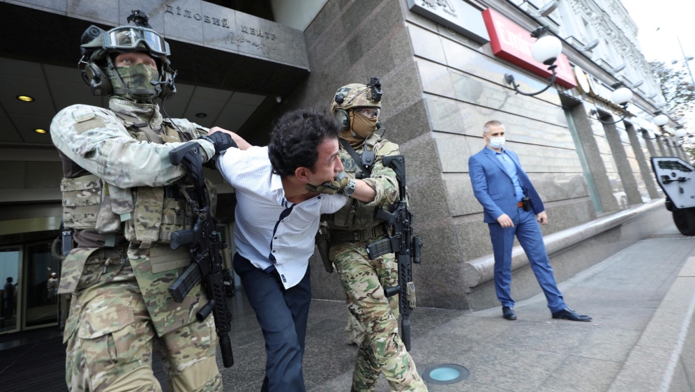 Ukrainian police arrest man with explosives at Kyiv bank thumbnail