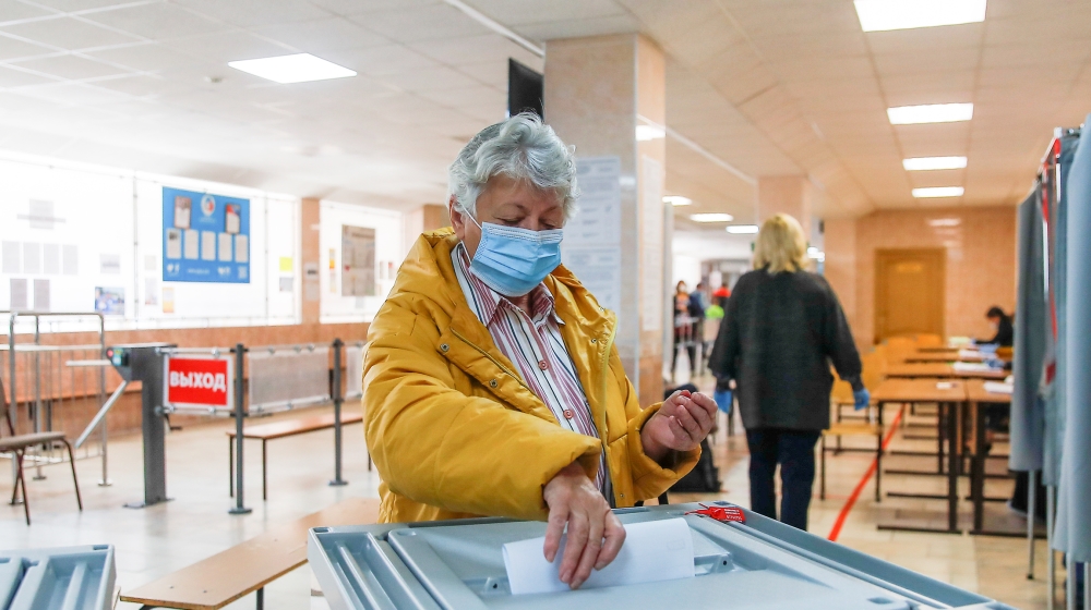Russians vote in regional polls overshadowed by Navalny poisoning - Al Jazeera English