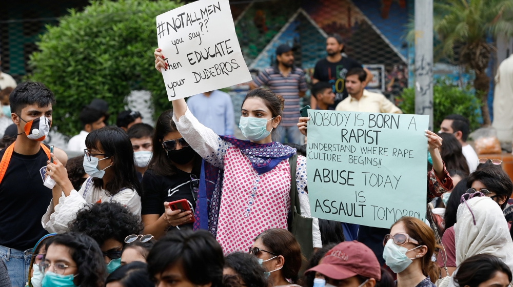 Pakistan police hunt for gang rape suspects as protests continue thumbnail