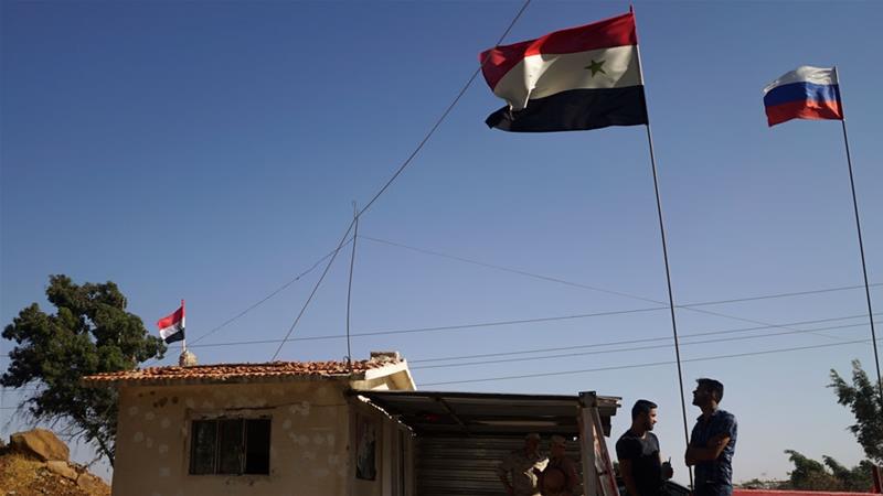 La bandiera siriana sventola accanto a quella russa in Siria. Credits to: AP.