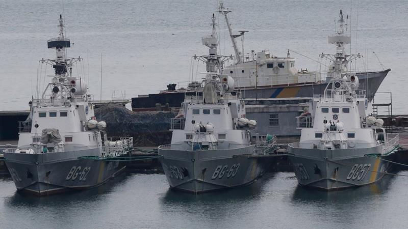 Los barcos de la guardia fronteriza ucraniana atracaron en el puerto de Odessa en el Mar Negro en Ucrania [Yevgeny Volokin / Reuters]