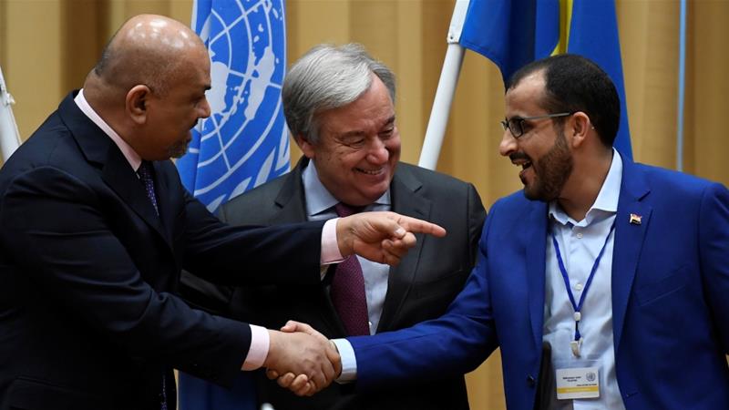 Head of the Houthi delegation Mohammed Abdul-Salam (R), Yemeni FM Khaled al-Yaman (L) and UN SG Antonio Guterres, seen at the end of peace talks in Stockholm on December 13, 2018 [Reuters]